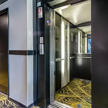 Greet Bordeaux Arena Otel 3*